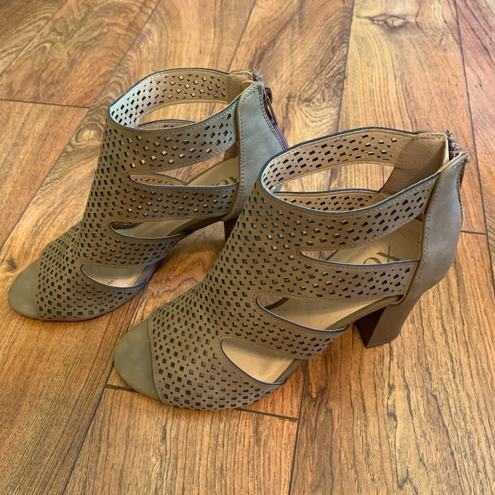 Womens size 7 XOXO Block Heeled Sandals